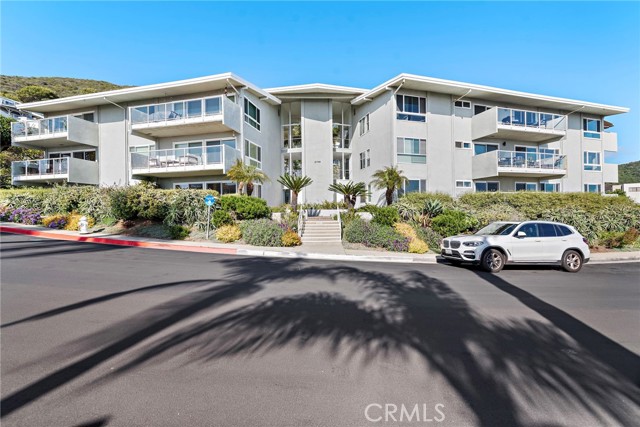 21703 Ocean Vista Drive, Laguna Beach CA: https://media.crmls.org/medias/446c5b06-8a5c-48f4-a386-cb1d5f2c79a7.jpg