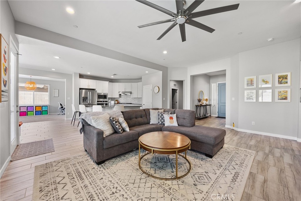 https://media.crmls.org/medias/446f2a0f-1d1d-4b18-989b-37c7b6b641f8.jpg?preset=X-Large