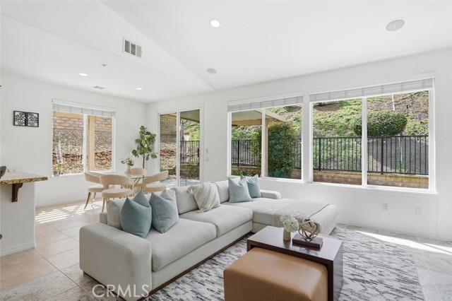 Detail Gallery Image 13 of 43 For 5244 Huckleberry Oak, Simi Valley,  CA 93063 - 5 Beds | 3 Baths