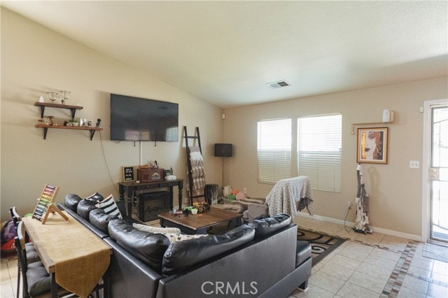 Detail Gallery Image 4 of 35 For 310 Buena Vista Ct, Merced,  CA 95348 - 4 Beds | 2/1 Baths