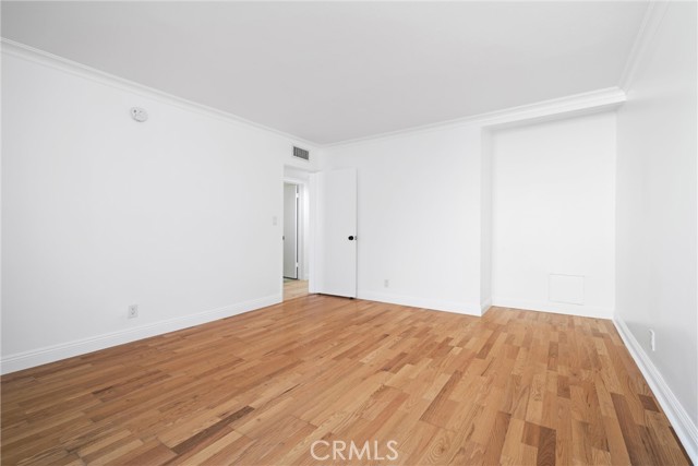 5335 White Oak Avenue, Encino CA: https://media.crmls.org/medias/447a69d3-157b-4f34-ac2a-a7fe54cadd8b.jpg