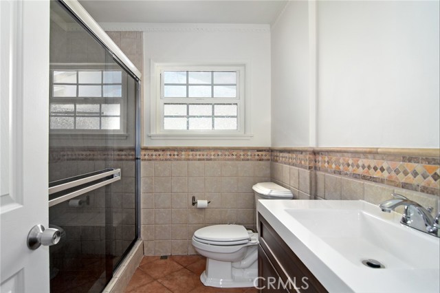 Detail Gallery Image 12 of 27 For 19324 Victory Bld, Reseda,  CA 91335 - 4 Beds | 3 Baths