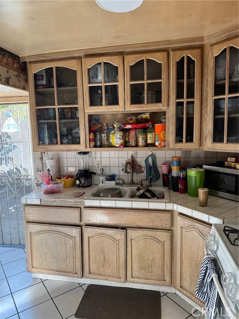 Detail Gallery Image 5 of 13 For 860 W 73rd St., Los Angeles,  CA 90044 - – Beds | – Baths