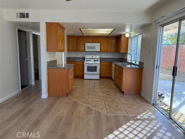 Detail Gallery Image 6 of 13 For 1560 Stillman Ave, Redlands,  CA 92374 - 4 Beds | 2/1 Baths