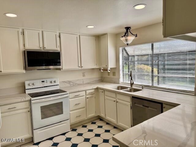 Detail Gallery Image 7 of 39 For 44128 Fine Cir, Lancaster,  CA 93536 - 4 Beds | 3 Baths