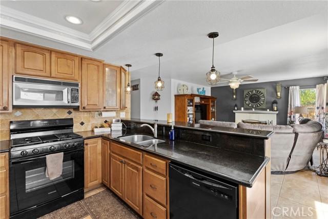 Detail Gallery Image 10 of 33 For 12929 Topaz Cir, Victorville,  CA 92392 - 5 Beds | 3 Baths