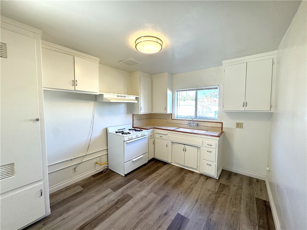 Detail Gallery Image 6 of 10 For 12435 Cedar Ave #B,  Hawthorne,  CA 90250 - 1 Beds | 1 Baths