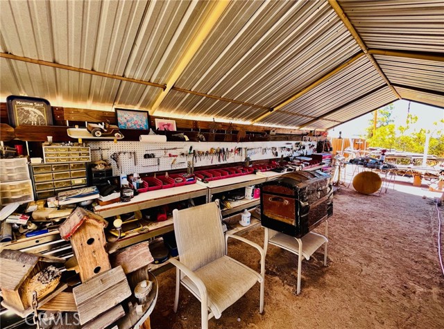 24212 Kansa Road, Apple Valley CA: https://media.crmls.org/medias/4489b9e0-ef80-4d86-b935-74026bd1b2d0.jpg