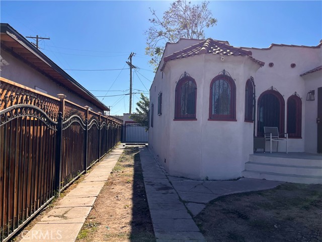 Detail Gallery Image 2 of 25 For 716 W 105th St, Los Angeles,  CA 90044 - 3 Beds | 1 Baths