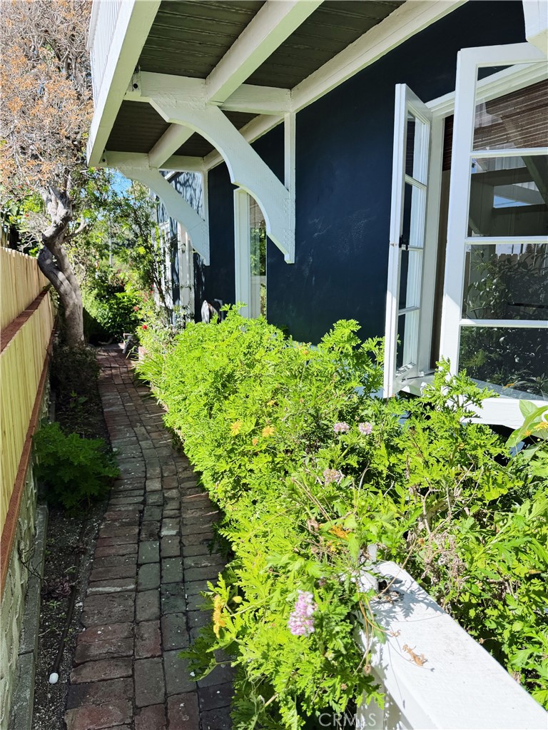https://media.crmls.org/medias/44921511-74c6-4393-9dbc-78c89cfccceb.jpg?preset=X-Large