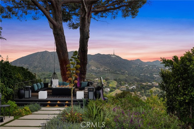7139 Macapa Drive, Los Angeles CA: https://media.crmls.org/medias/4495ed98-232b-4fcd-90f7-7a0d16e0c098.jpg