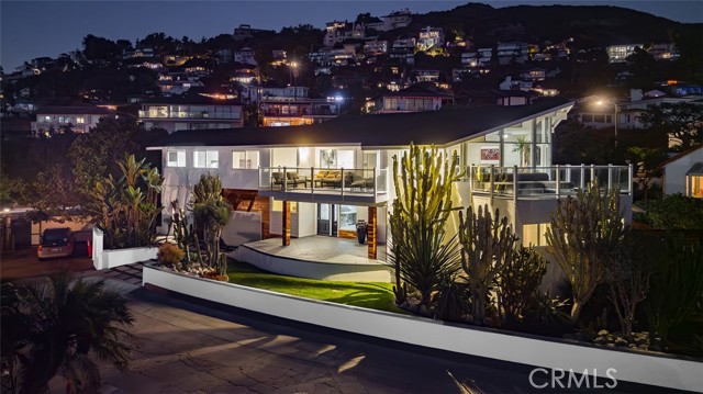 2 Camel Point Drive, Laguna Beach CA: https://media.crmls.org/medias/44969c1c-b17b-47b5-b87d-7ac86a257ed4.jpg