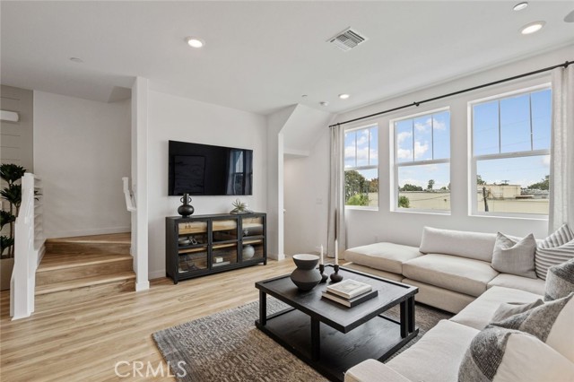 Detail Gallery Image 2 of 11 For 2472 Haley Point Dr #104,  Ventura,  CA 93003 - 2 Beds | 2/1 Baths
