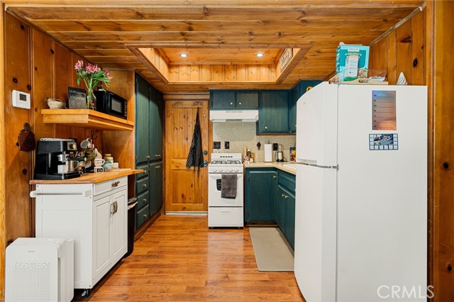 Detail Gallery Image 13 of 29 For 32135 West Dr, Running Springs,  CA 92382 - 2 Beds | 2 Baths