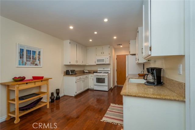 Detail Gallery Image 9 of 26 For 18319 Collins, Tarzana,  CA 91356 - 2 Beds | 3 Baths