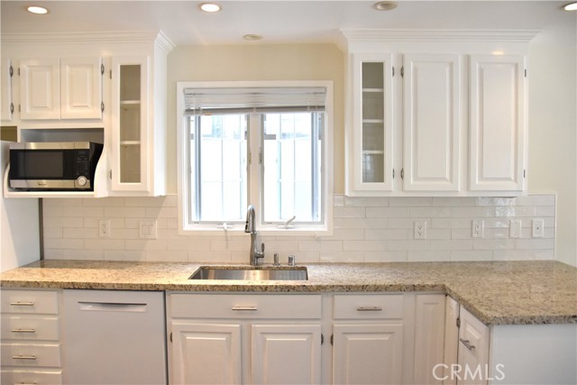 Detail Gallery Image 14 of 52 For 337 10th, Manhattan Beach,  CA 90266 - 5 Beds | 3/1 Baths