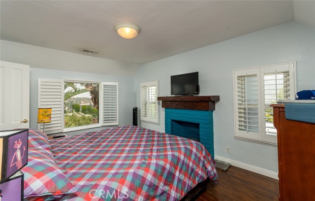 1967 Hilldale Drive, La Canada Flintridge CA: https://media.crmls.org/medias/44a375f2-940b-4f5c-9664-bf4d6eb185bf.jpg