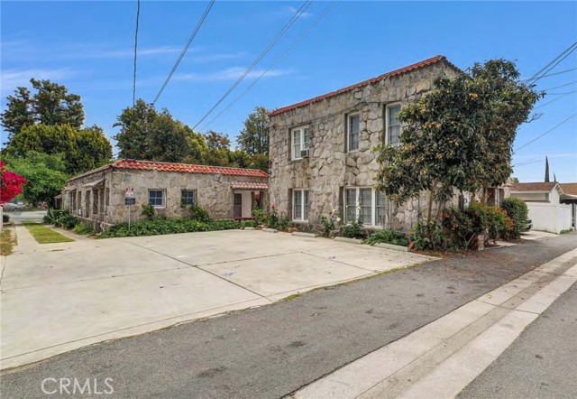 581 N Euclid Avenue, Upland CA: https://media.crmls.org/medias/44a620c5-4f1d-45a1-864d-44fbb9a07c96.jpg