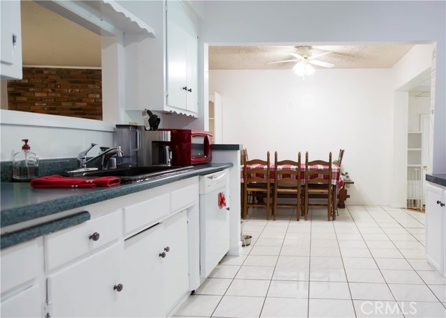 Detail Gallery Image 4 of 10 For 8554 Owensmouth Ave, Canoga Park,  CA 91304 - 3 Beds | 2 Baths