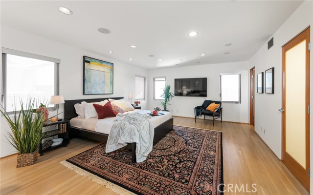 Detail Gallery Image 10 of 21 For 117 Park Pl, Venice,  CA 90291 - 4 Beds | 3/1 Baths