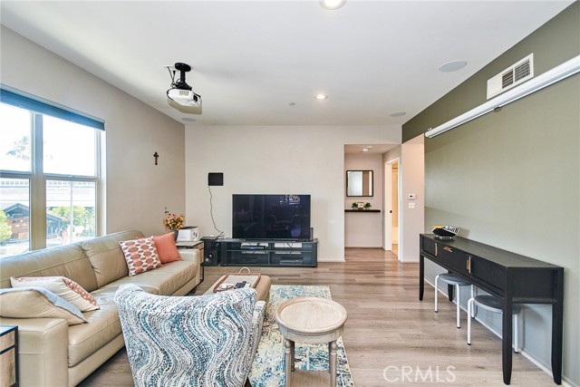 401 S Anaheim Boulevard, Anaheim CA: https://media.crmls.org/medias/44aa6e94-3b77-466c-8597-3ab422213671.jpg