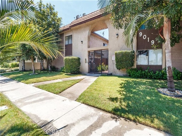 Detail Gallery Image 1 of 13 For 9019 Cedros Ave #1,  Panorama City,  CA 91402 - 2 Beds | 1/1 Baths