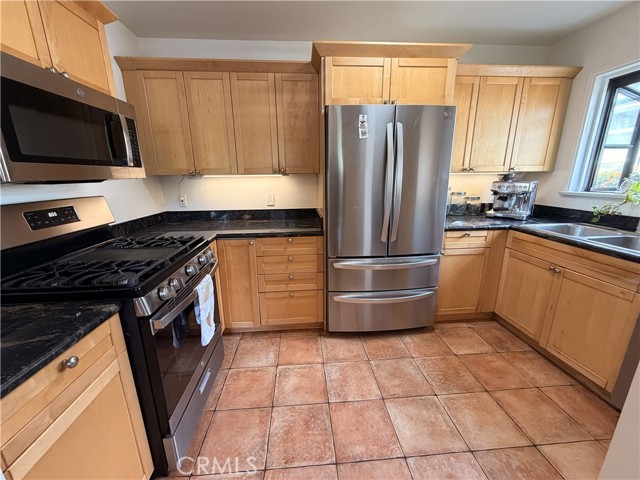 Detail Gallery Image 9 of 42 For 3989 Coolidge, Los Angeles,  CA 90066 - 3 Beds | 2 Baths