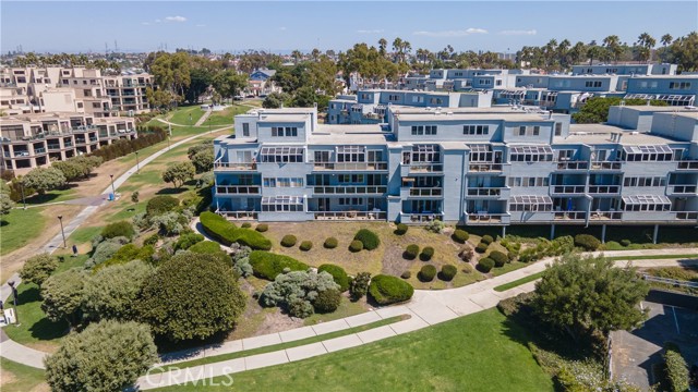 Surrounded on 2 sides by park land