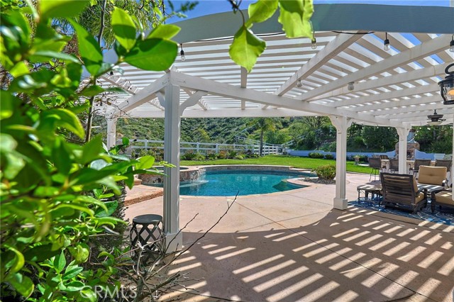 Detail Gallery Image 40 of 69 For 15257 Saddleback, Canyon Country,  CA 91387 - 6 Beds | 4/1 Baths