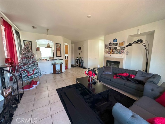 Detail Gallery Image 9 of 19 For 10618 Thorndale St, Adelanto,  CA 92301 - 3 Beds | 2 Baths