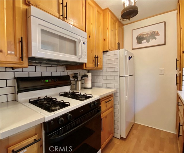 Detail Gallery Image 13 of 22 For 1008 E Country Club Bld, Big Bear City,  CA 92314 - 2 Beds | 2 Baths