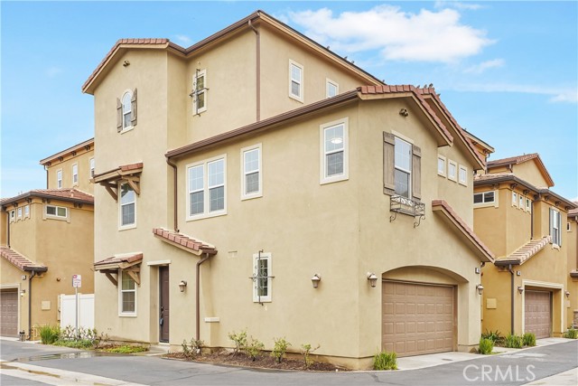 Detail Gallery Image 2 of 30 For 10556 Fuchsia Cir, Santa Fe Springs,  CA 90670 - 4 Beds | 3/1 Baths