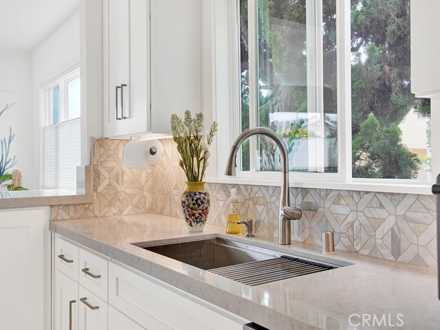 Detail Gallery Image 7 of 22 For 1594 via Capri #1,  Laguna Beach,  CA 92651 - 2 Beds | 2 Baths