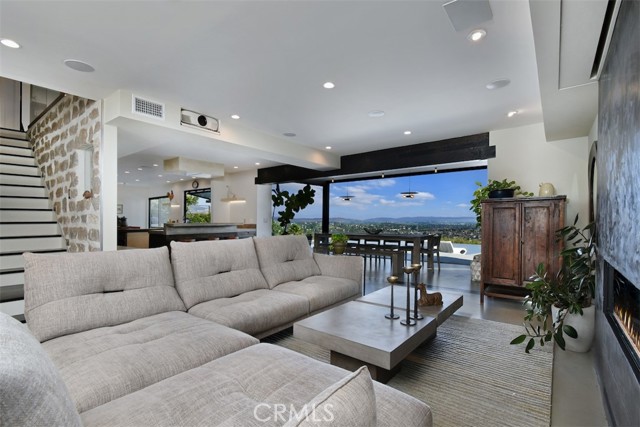 Detail Gallery Image 7 of 41 For 6100 Maury Ave, Woodland Hills,  CA 91367 - 4 Beds | 2/1 Baths