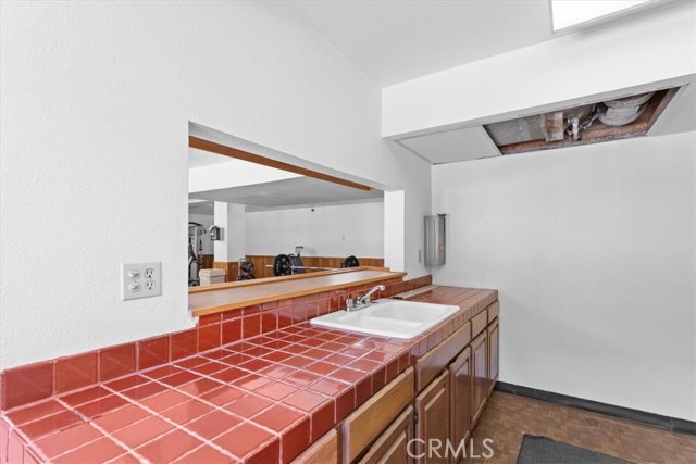 5403 Newcastle Avenue, Encino CA: https://media.crmls.org/medias/44c36e2d-c1bc-412f-9020-2d0aa16106a3.jpg