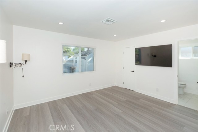 Detail Gallery Image 12 of 22 For 12818 Arminta St, North Hollywood,  CA 91605 - 3 Beds | 3 Baths