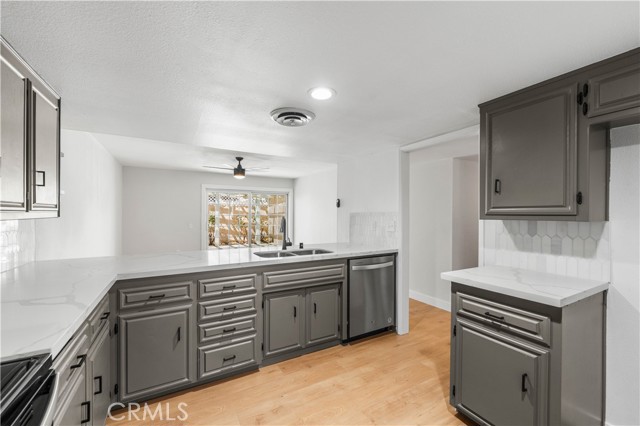 Detail Gallery Image 13 of 39 For 44143 Planet Cir, Lancaster,  CA 93536 - 4 Beds | 2 Baths