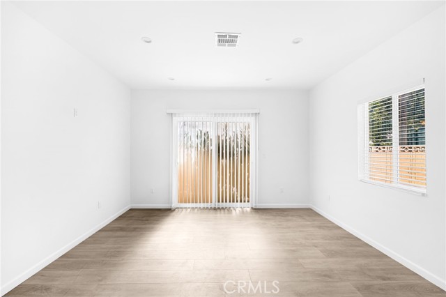 Detail Gallery Image 5 of 15 For 7044 White Oak a,  Van Nuys,  CA 91406 - 3 Beds | 2 Baths