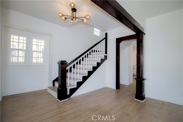 2101 Arlington Avenue, Los Angeles CA: https://media.crmls.org/medias/44d661c2-fa16-42be-8dfc-1b284deacdf3.jpg