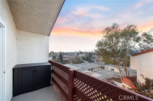 Detail Gallery Image 15 of 32 For 1523 E Windsor Rd 101a,  Glendale,  CA 91205 - 3 Beds | 2 Baths