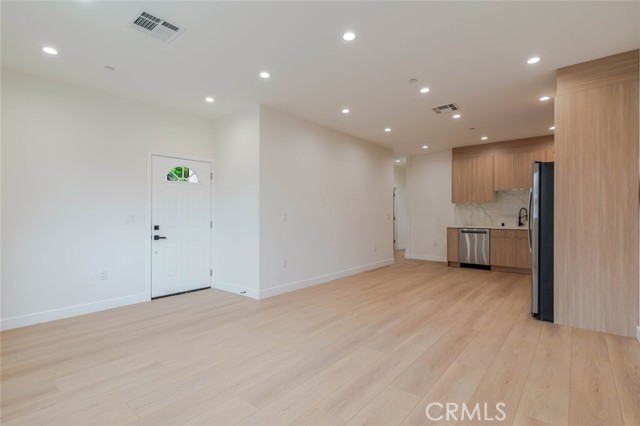 Detail Gallery Image 5 of 21 For 6217 Sylvia Ave, Tarzana,  CA 91335 - 3 Beds | 2 Baths