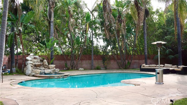 925 Sherlock Dr, Burbank CA: https://media.crmls.org/medias/44d82eef-a96c-4c26-a175-fca2b1d82f3b.jpg