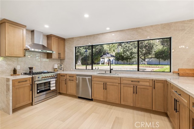 Detail Gallery Image 4 of 46 For 5340 Edgeware Dr, Calabasas,  CA 91301 - 5 Beds | 3 Baths