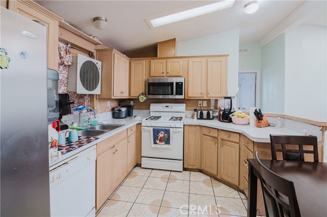 250 N Linden Avenue, Rialto CA: https://media.crmls.org/medias/44d987cc-84d8-42d3-9252-913c558e3511.jpg