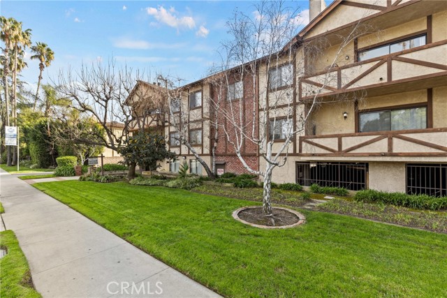 Detail Gallery Image 3 of 26 For 17500 Sherman Way #102,  Van Nuys,  CA 91406 - 3 Beds | 2 Baths