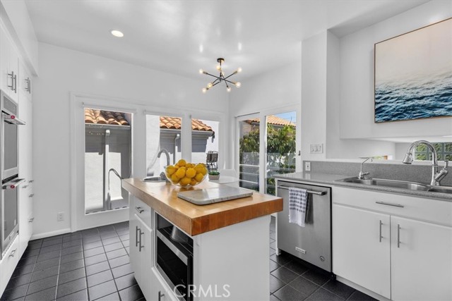 Detail Gallery Image 13 of 64 For 2704 Laurel Ave, Manhattan Beach,  CA 90266 - 4 Beds | 4 Baths