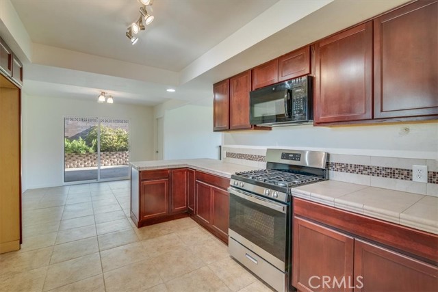 Detail Gallery Image 8 of 28 For 470 Majestic, Santa Maria,  CA 93455 - 4 Beds | 2 Baths