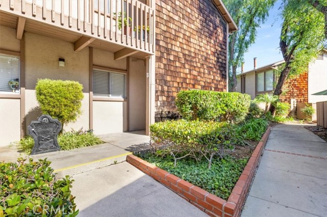 Detail Gallery Image 2 of 44 For 1044 Cabrillo Park #B,  Santa Ana,  CA 92701 - 2 Beds | 1 Baths