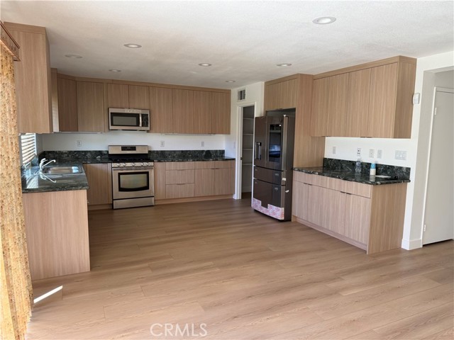 Detail Gallery Image 11 of 28 For 2560 Duomo, Palmdale,  CA 93550 - 4 Beds | 3 Baths