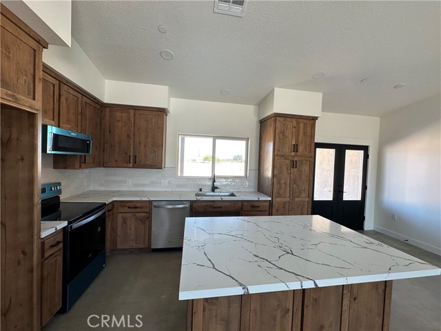 Detail Gallery Image 6 of 34 For 12595 Central Rd, Apple Valley,  CA 92307 - 4 Beds | 3 Baths